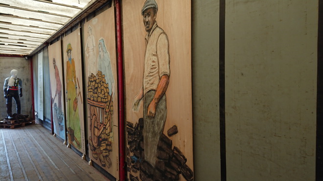 Egbarta In een trailer van de tentoonstelling, 2018, 4 panelen, pastel op hout, 118x108 cm